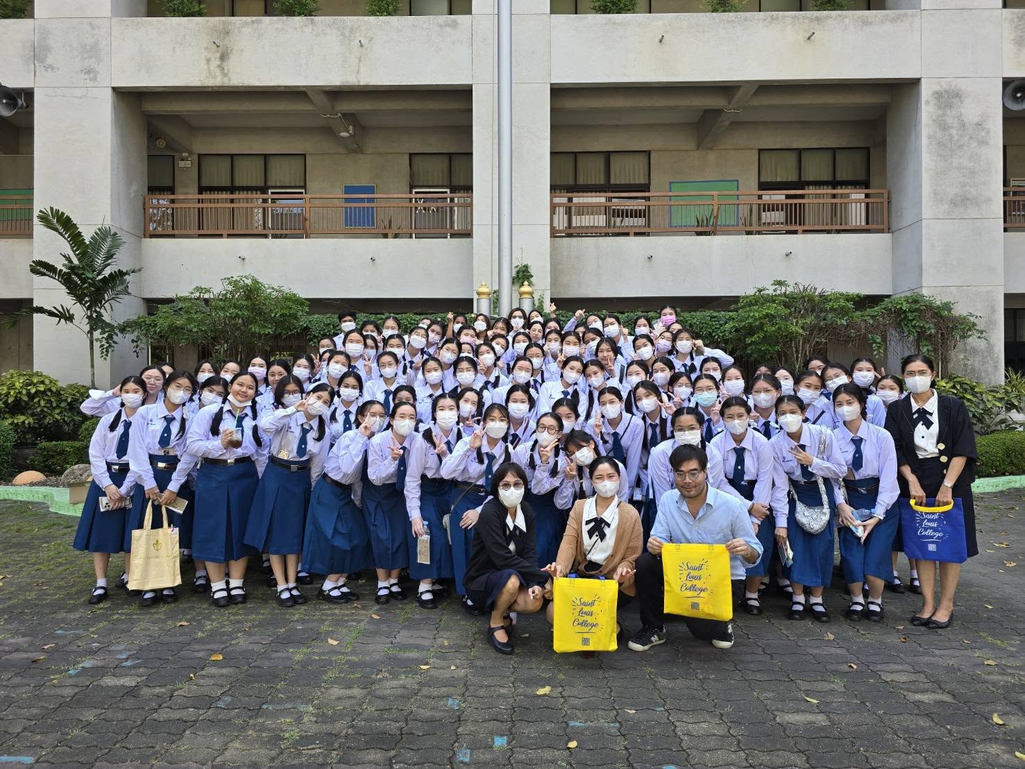 คณะกายภาพบำบัด วิทยาลัยเซนต์หลุยส์ มีโอกาสได้ต้อนรับ คณะคุณครูและนักเรียน จากโรงเรียนเชนต์โยเชฟคอนเวนต์ ชั้นมัธยมศึกษาปีที่ 4 จำนวน 88 คน แผนการเรียนเตรียมวิทยาศาสตร์ - วิทยาศาสตร์สุขภาพ อีกครั้งเป็นครั้งที่ 2